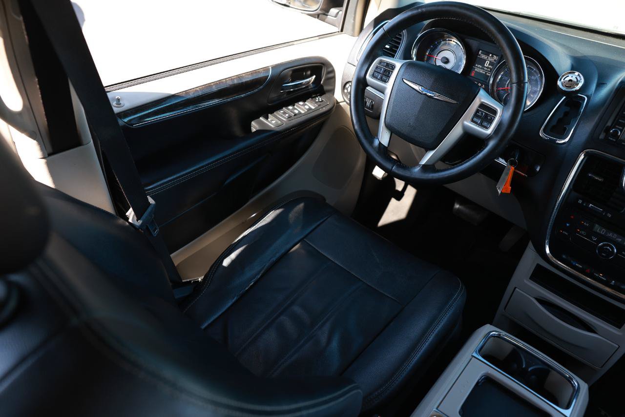 Used 2015 Chrysler Town & Country Touring FWD image 20