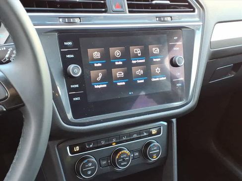 Used 2020 Volkswagen Tiguan SE image 20