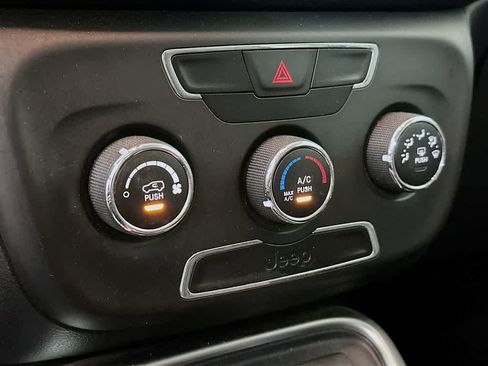 Used 2018 Jeep Compass Latitude FWD image 17