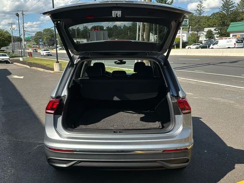 Used 2022 Volkswagen Tiguan SE w/ Panoramic Sunroof Package AWD/4WD image 6