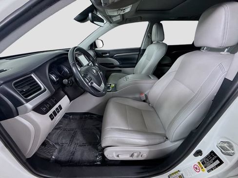 Used 2019 Toyota Highlander Limited FWD image 22