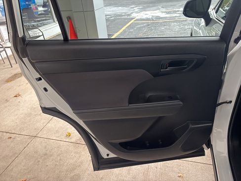 Used 2024 Toyota Highlander LE image 20