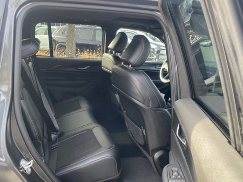 Used 2023 Jeep Grand Cherokee Altitude image 31