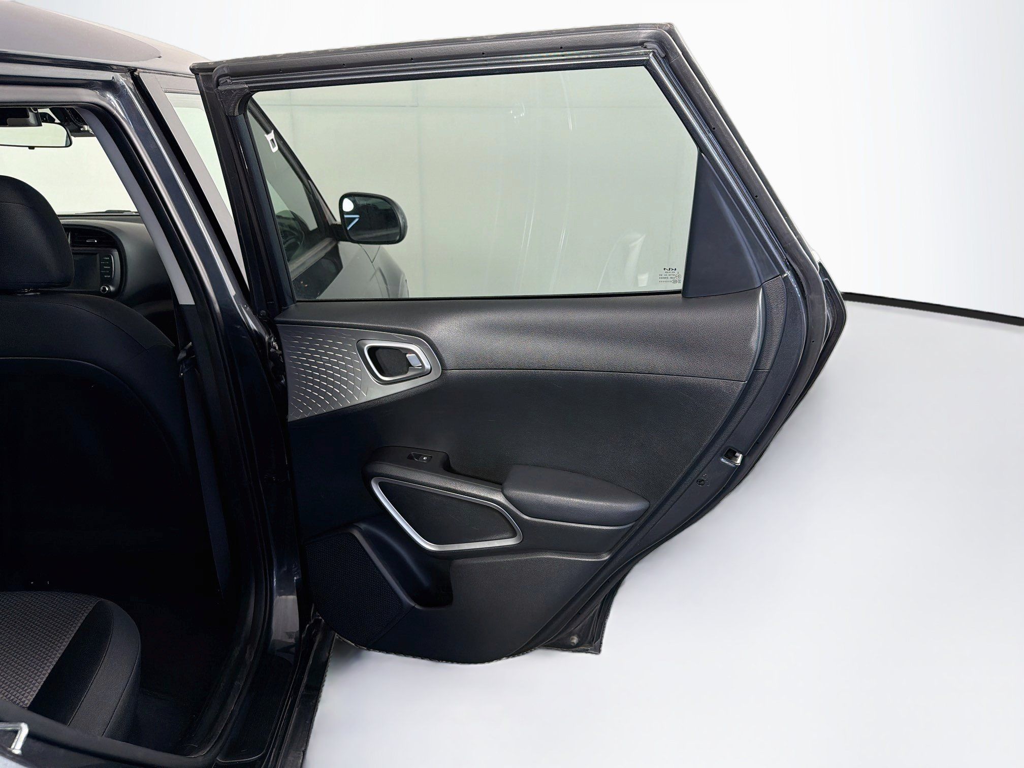 Used 2025 Kia Soul LX w/ LX Technology Package FWD image 30
