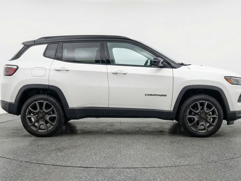 Used 2025 Jeep Compass Trailhawk image 11