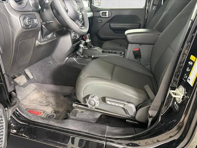 Used 2023 Jeep Gladiator Sport AWD/4WD image 9