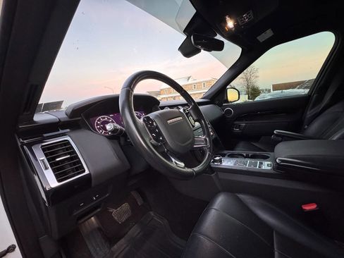 Used 2020 Land Rover Discovery SE image 19