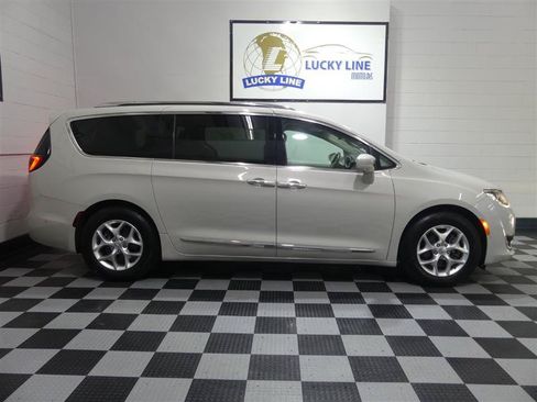 Used 2020 Chrysler Pacifica Touring-L w/ Tire & Wheel Group FWD image 6