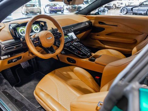 Used 2025 Aston Martin V8 Vantage Coupe RWD image 30