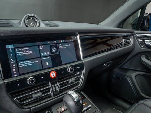 Certified 2025 Porsche Macan AWD/4WD image 21