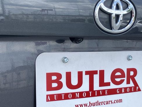 Used 2021 Toyota RAV4 LE image 10