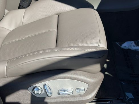 Certified 2025 Porsche Macan image 16