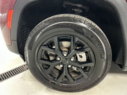 Used 2025 Jeep Grand Cherokee Altitude AWD/4WD image 9