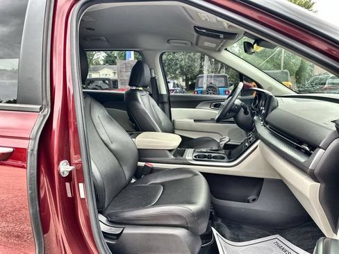 Used 2023 Kia Carnival LX FWD image 27