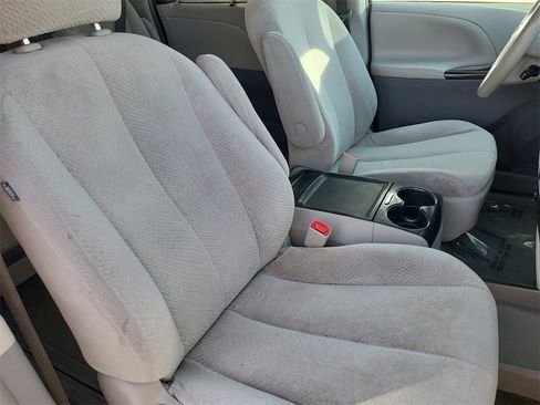 Used 2012 Toyota Sienna LE image 21