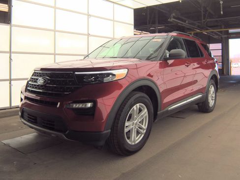 Used 2024 Ford Explorer XLT w/ Equipment Group 202A AWD/4WD image 3