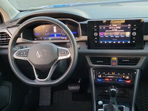 Used 2025 Volkswagen Taos SE image 3