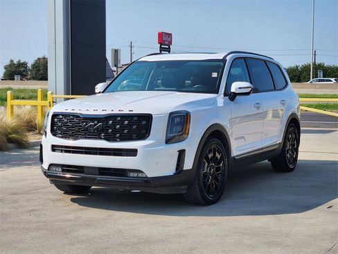 Used 2022 Kia Telluride SX w/ SX Prestige Package image 3