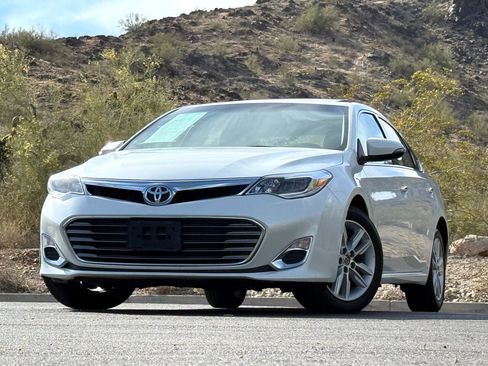 Used 2014 Toyota Avalon XLE Premium image 2