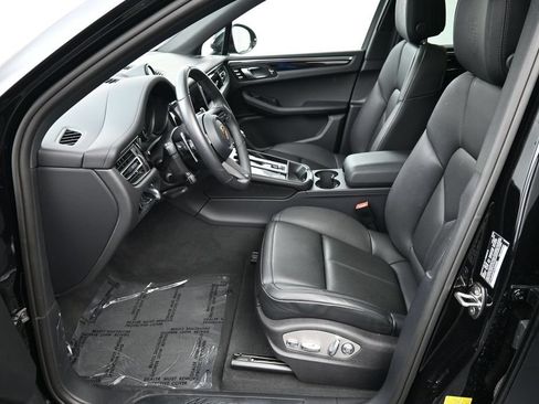 Certified 2026 Porsche Macan AWD/4WD image 10