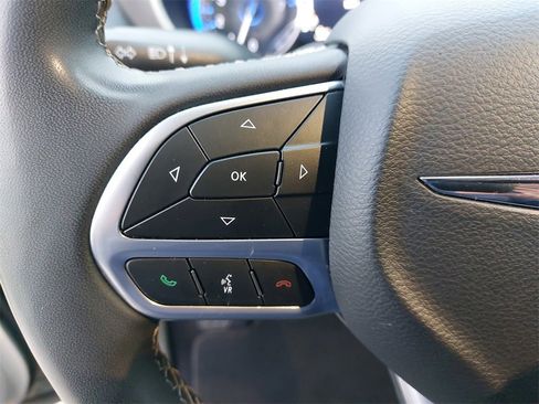 Used 2022 Chrysler Pacifica Touring-L image 14