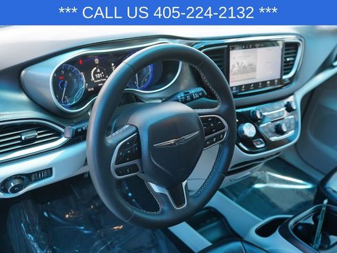 Used 2023 Chrysler Pacifica Touring-L FWD image 17
