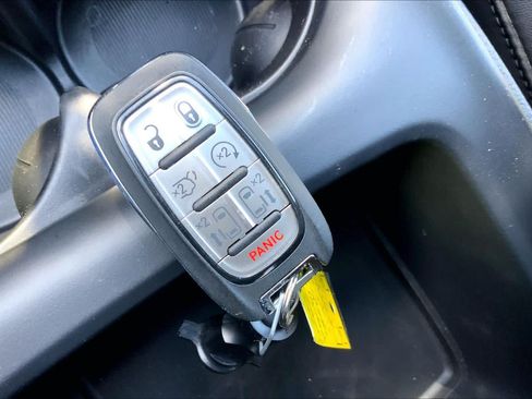 Used 2025 Chrysler Pacifica Select FWD image 15