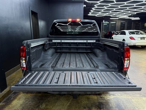 Used 2010 Nissan Frontier SE image 27