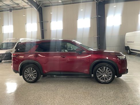 Used 2024 Nissan Pathfinder SL w/ SL Premium Package AWD/4WD image 4