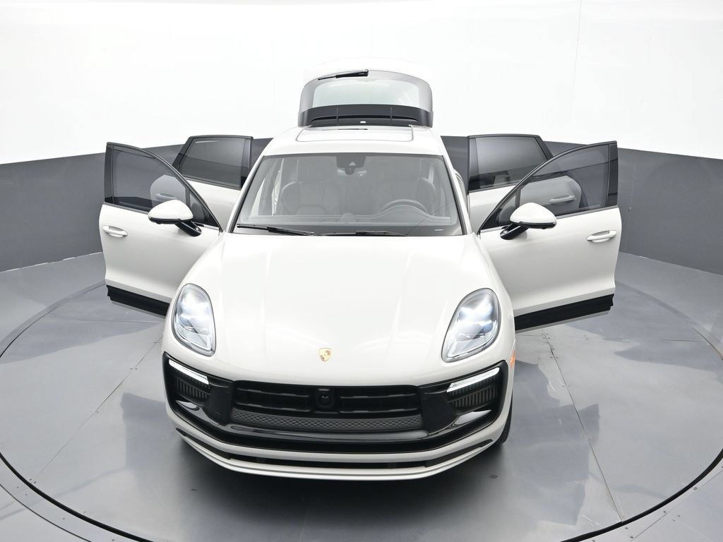 Certified 2025 Porsche Macan GTS AWD/4WD image 31