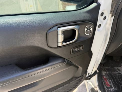 Used 2018 Jeep Wrangler Unlimited Sahara AWD/4WD image 21