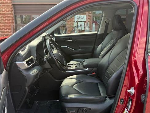 Used 2021 Toyota Highlander XLE AWD/4WD image 32