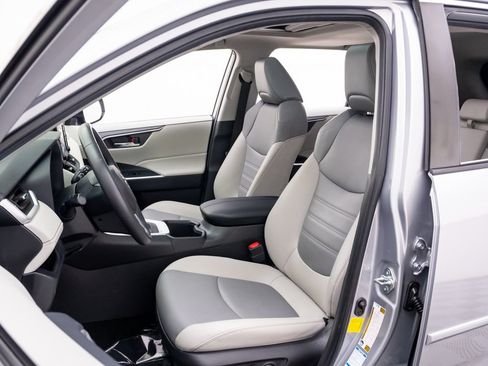 Used 2022 Toyota RAV4 XLE Premium AWD/4WD image 16