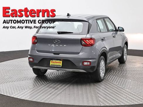 Used 2022 Hyundai Venue SE FWD image 5