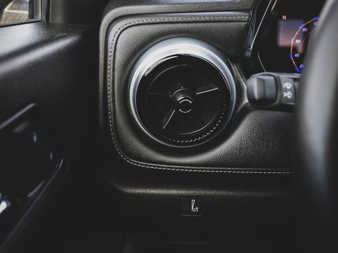 Used 2024 Chevrolet Colorado LT w/ LT Convenience Package III image 13