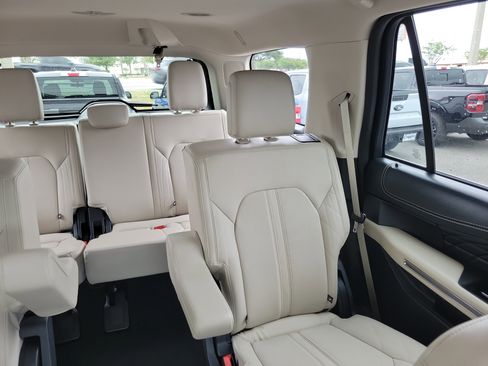 Used 2024 Ford Expedition Platinum AWD/4WD image 12