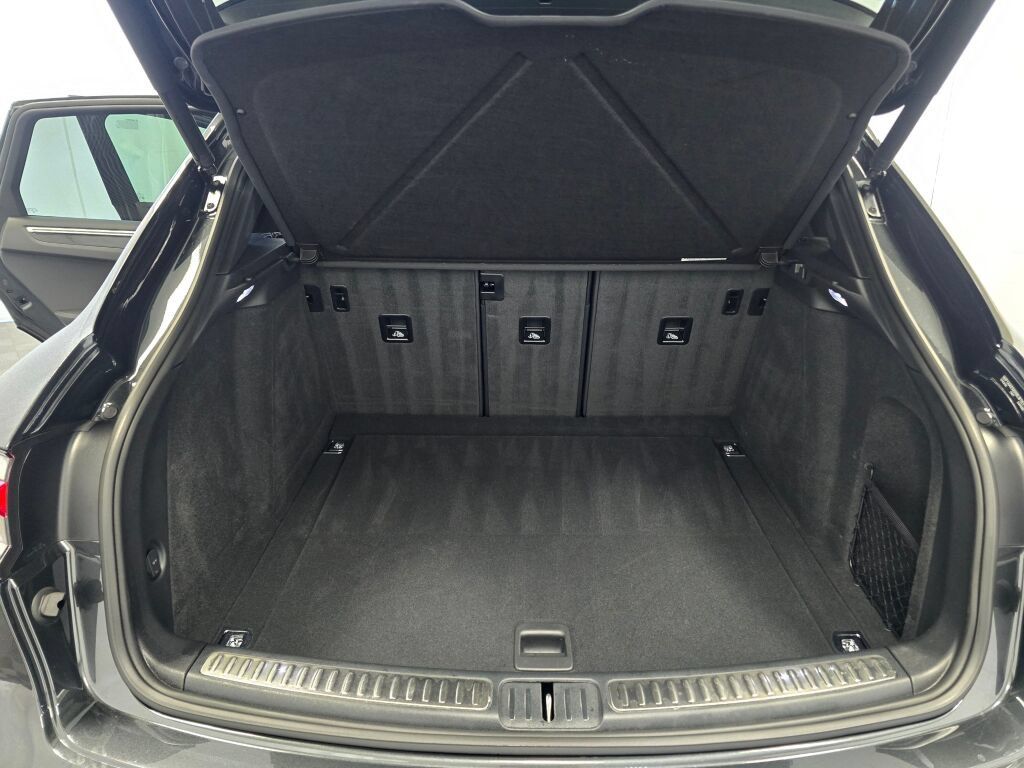 Certified 2025 Porsche Macan AWD/4WD image 12