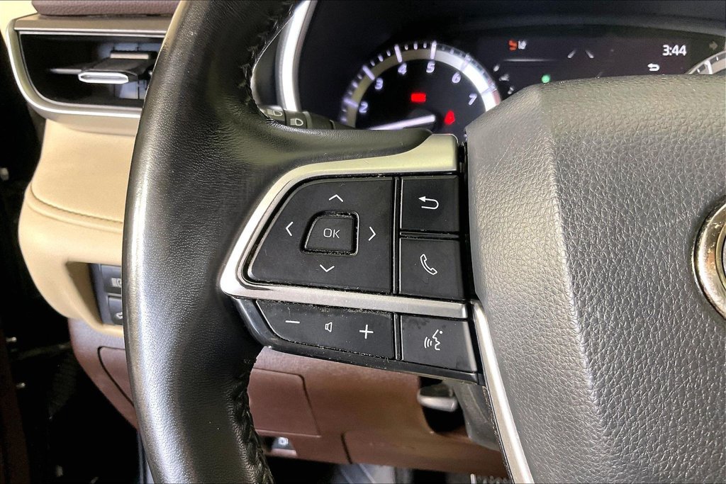 Used 2022 Toyota Highlander XLE AWD/4WD image 23