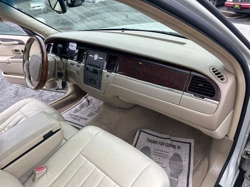 Used 2007 Lincoln Town Car Signature image 32