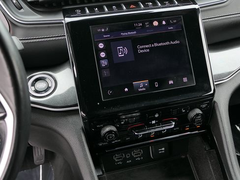 Used 2022 Jeep Grand Cherokee Altitude AWD/4WD image 18