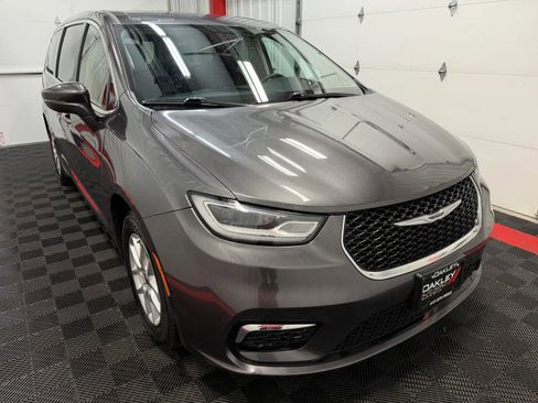 Used 2023 Chrysler Pacifica Touring-L FWD image 6