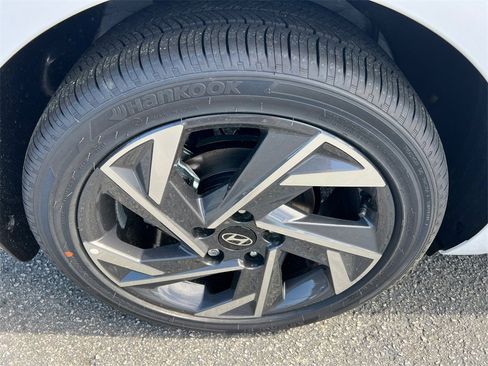 Used 2025 Hyundai Elantra Limited image 17
