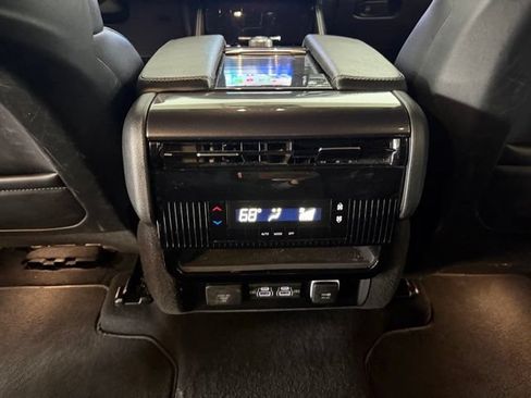Used 2024 Jeep Wagoneer 4WD image 32