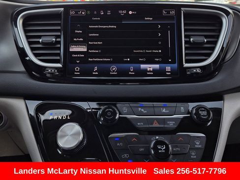 Used 2023 Chrysler Pacifica Touring-L FWD image 19