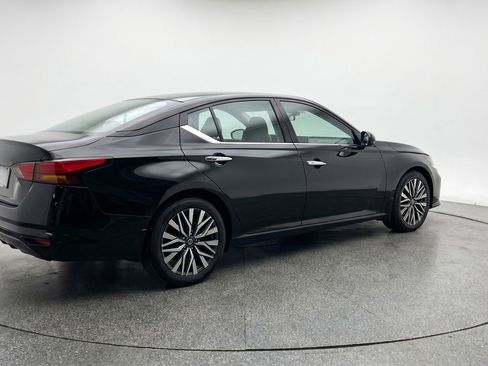 Used 2025 Nissan Altima 2.5 SV FWD image 9