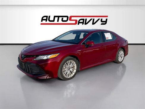 Used 2020 Toyota Camry XLE image 3