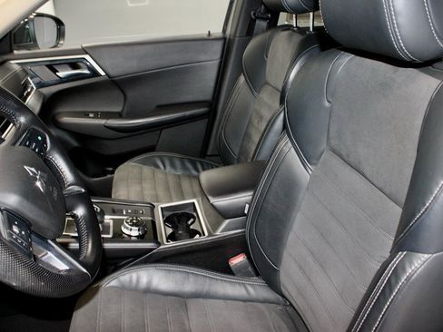 Used 2022 Mitsubishi Outlander SE image 27