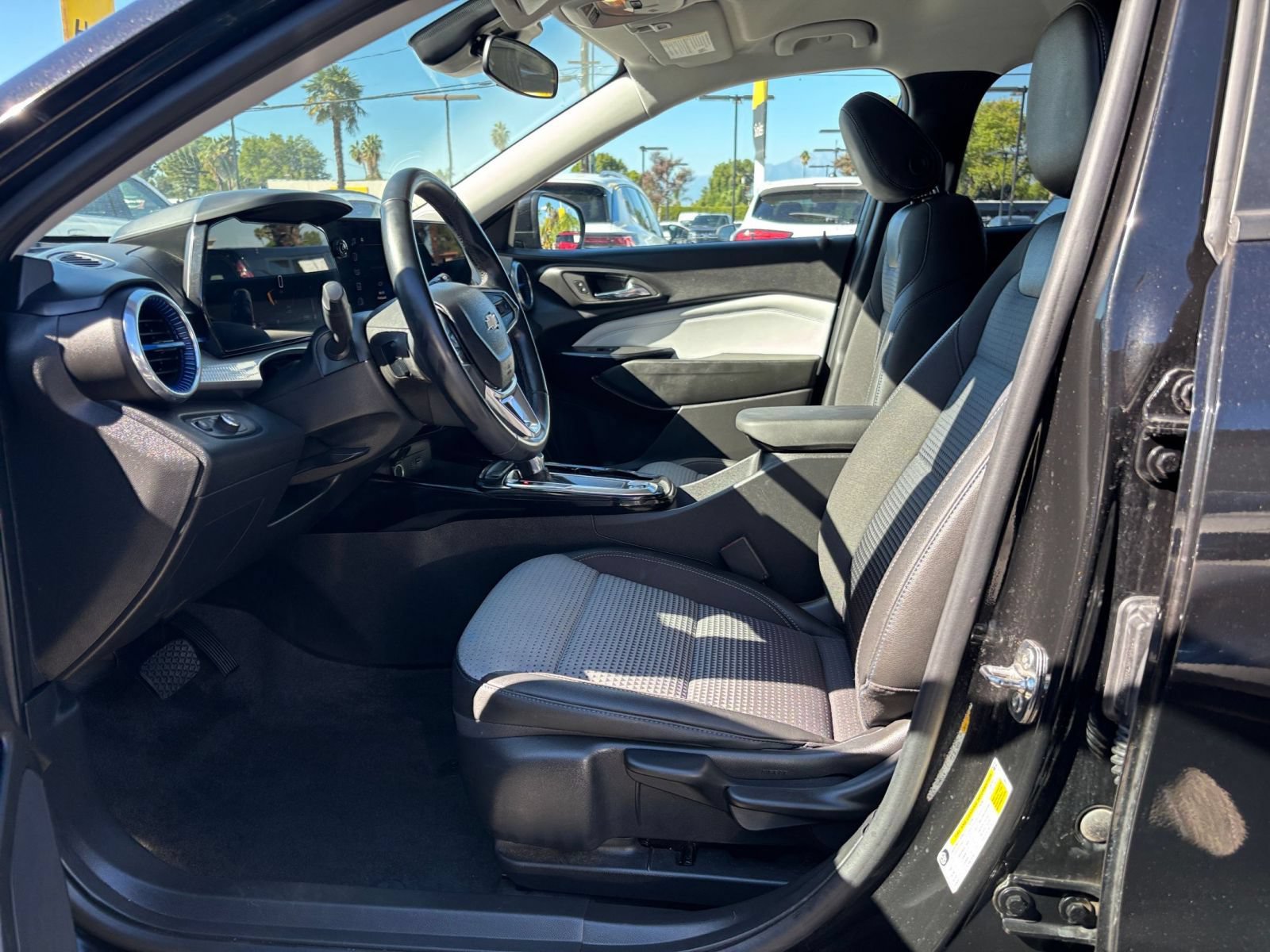 Used 2025 Chevrolet Trax LT w/ LT Convenience Package FWD image 27