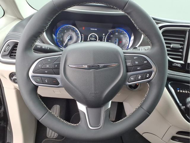 Used 2024 Chrysler Pacifica Touring-L w/ Uconnect Theater Family Group AWD/4WD image 23