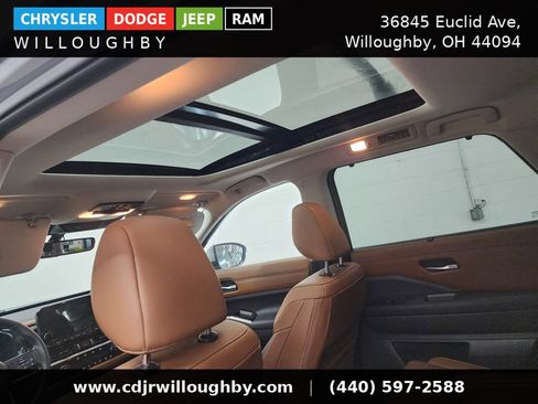 Used 2025 Nissan Pathfinder Platinum AWD/4WD image 31